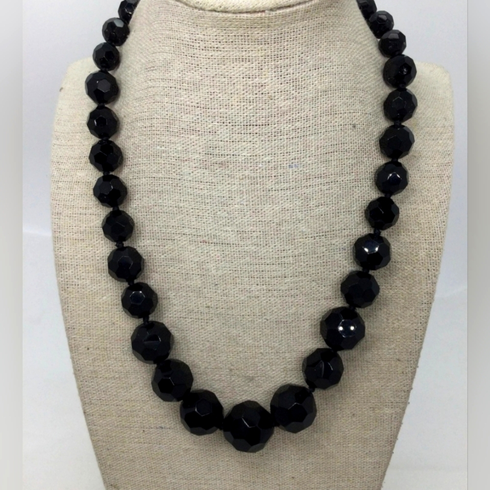 Carolee Black Graduated Bead Necklace 18" EUC